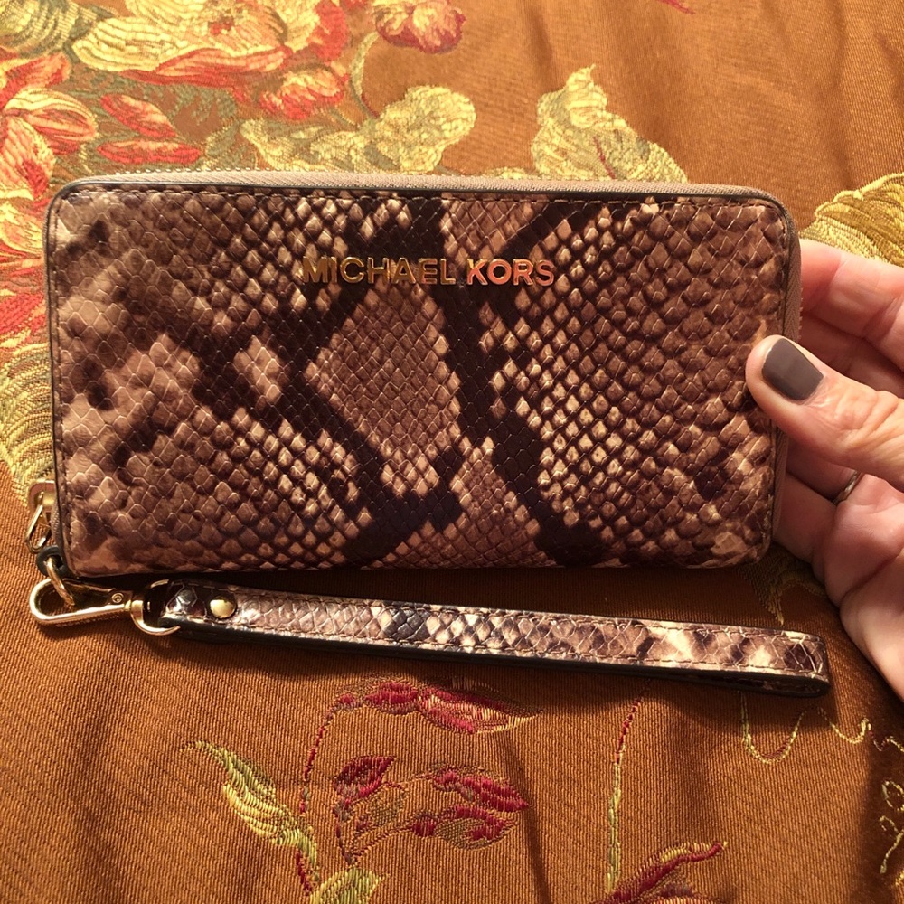 EUC Michael Kors Wristlet